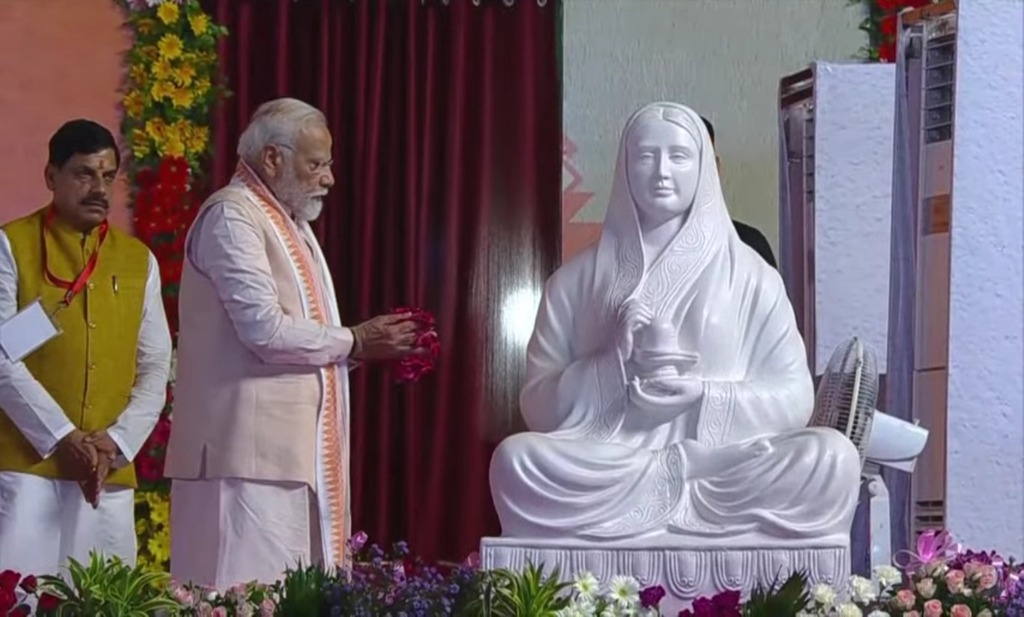पीएम मोदी ने लोकमाता अहिल्याबाई होल्कर को पुष्पांजलि अर्पित की।