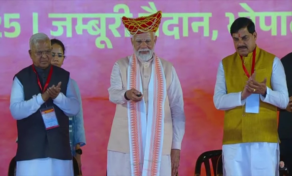प्रधानमंत्री नरेंद्र मोदी भोपाल में महिला सशक्तिकरण सम्मेलन में इंदौर मेट्रो और दतिया व सतना एयरपोर्ट उद्घाटन के दौरान।