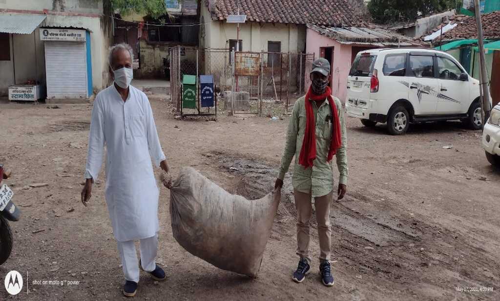 प्लास्टिक कचरा को एकत्रित कर ले जाते गंगाराम पटेल।