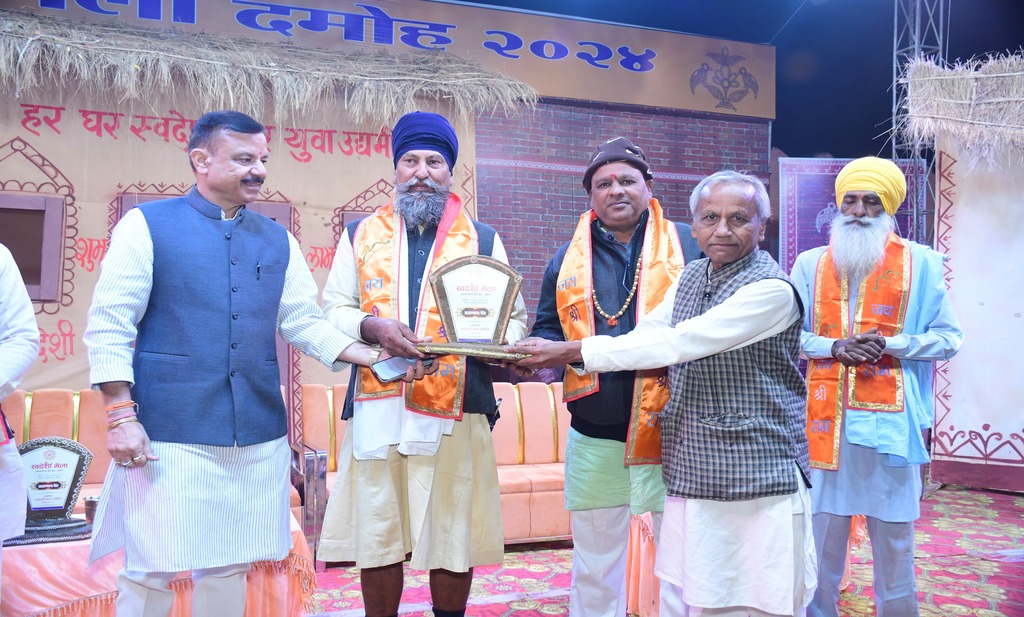दमोह में आयोजित कार्यक्रम के दौरान श्री पटेल को सम्मानर किया गया।