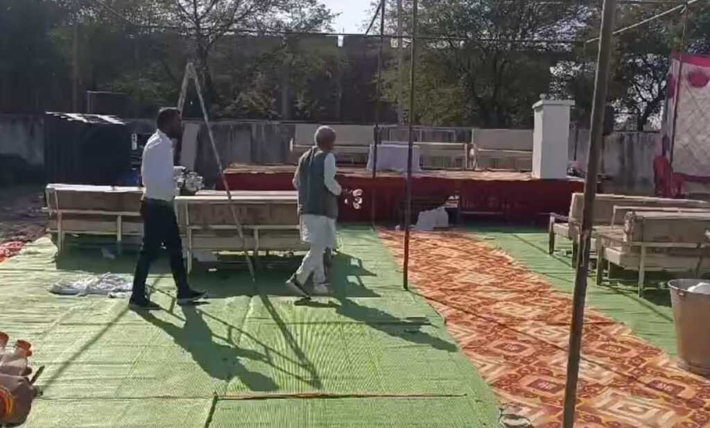 कार्यक्रम के बाद सफाई करते जनपद अध्यक्ष गंगाराम पटेल।