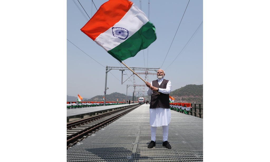 प्रधानमंत्री ने कहा कि जम्मू-कश्मीर लंबे समय से रेलवे कनेक्टिविटी का सपना देख रहा था, जो अब साकार हुआ है।