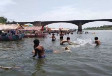 गर्मी से बचने लोग नर्मदा नदी के घाटों में पहुंच रहे हैं।