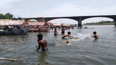 गर्मी से बचने लोग नर्मदा नदी के घाटों में पहुंच रहे हैं।
