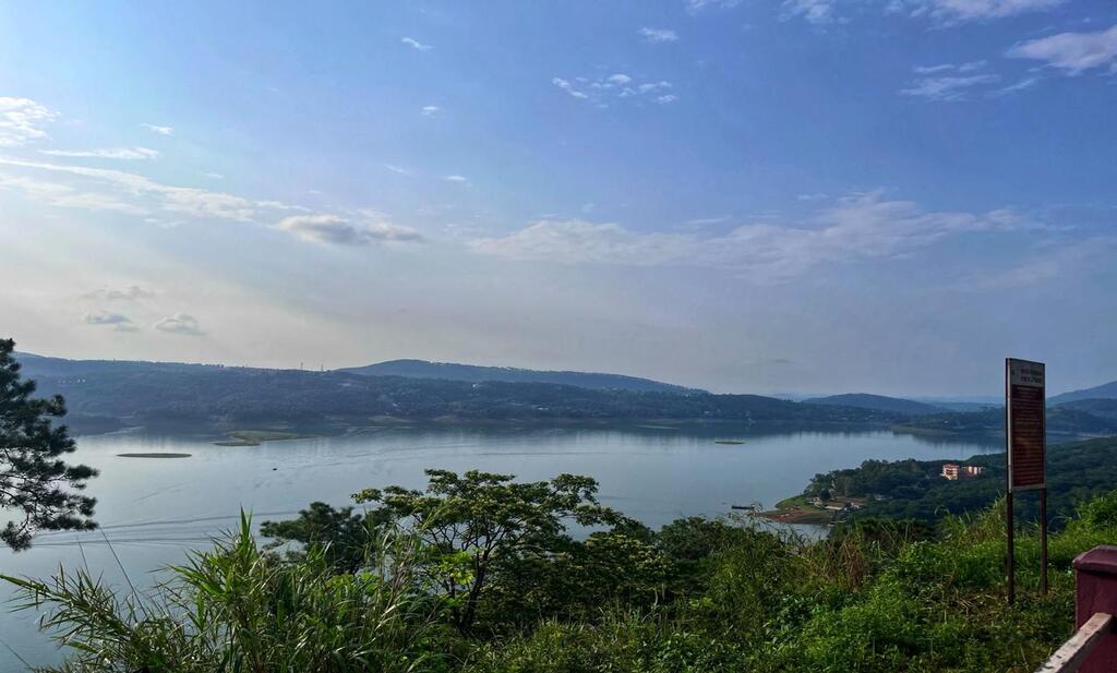 भारत के पूर्वोत्तर में स्थित मेघालय की वादियां, झरने, गुफाएं और जनजातीय संस्कृति एक नई दुनिया का अनुभव कराती हैं।