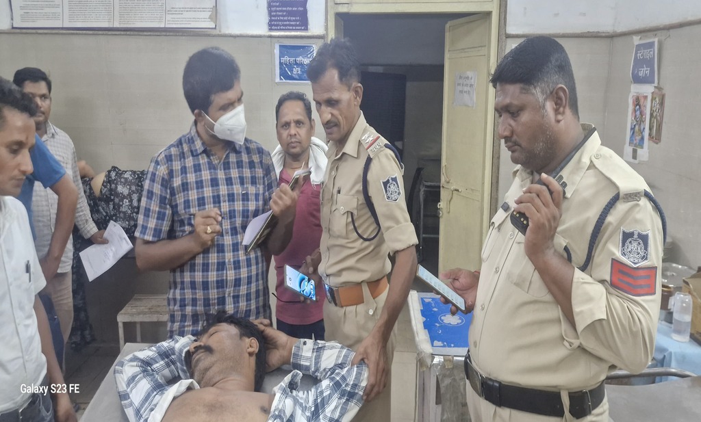 दमोह में पुलिस पर हमला किया।