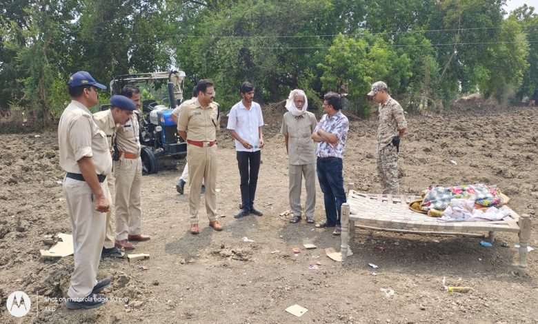 दमोह में पुलिस पर हमला किया।