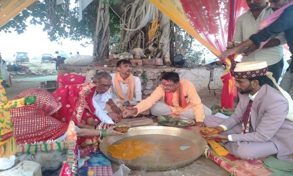 मध्य प्रदेश के दमोह जिले की बलेह ग्राम पंचायत के सरपंच ने गांव की एक बेटी का विवाह संपन्न कराया।