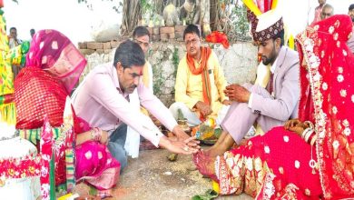 मध्‍य प्रदेश के दमोह जिले की बलेह ग्राम पंचायत के सरपंच ने गांव की एक बेटी का विवाह संपन्‍न कराया।
