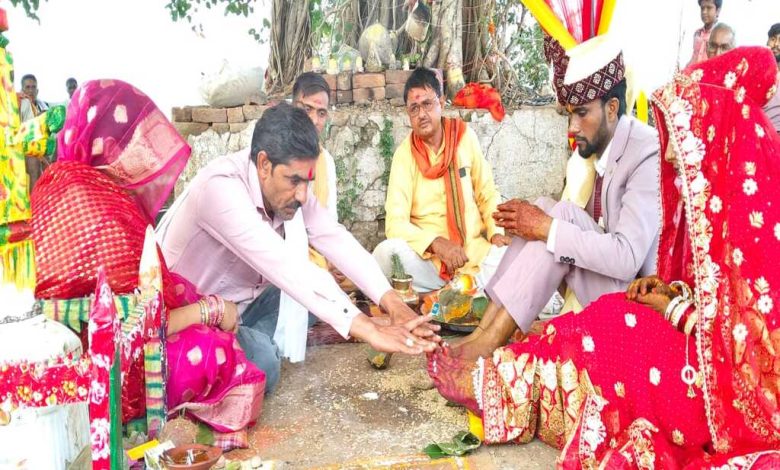 मध्य प्रदेश के दमोह जिले की बलेह ग्राम पंचायत के सरपंच ने गांव की एक बेटी का विवाह संपन्न कराया।
