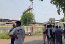 गाडरवारा शहर में हाईटेंशन विद्युत लाइन के करंट से तीन मजदूरों की मौत हो गई और तीन अन्य झुलस गए हैं।