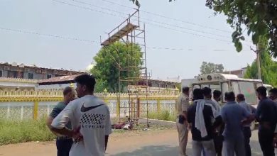 गाडरवारा शहर में हाईटेंशन विद्युत लाइन के करंट से तीन मजदूरों की मौत हो गई और तीन अन्य झुलस गए हैं।