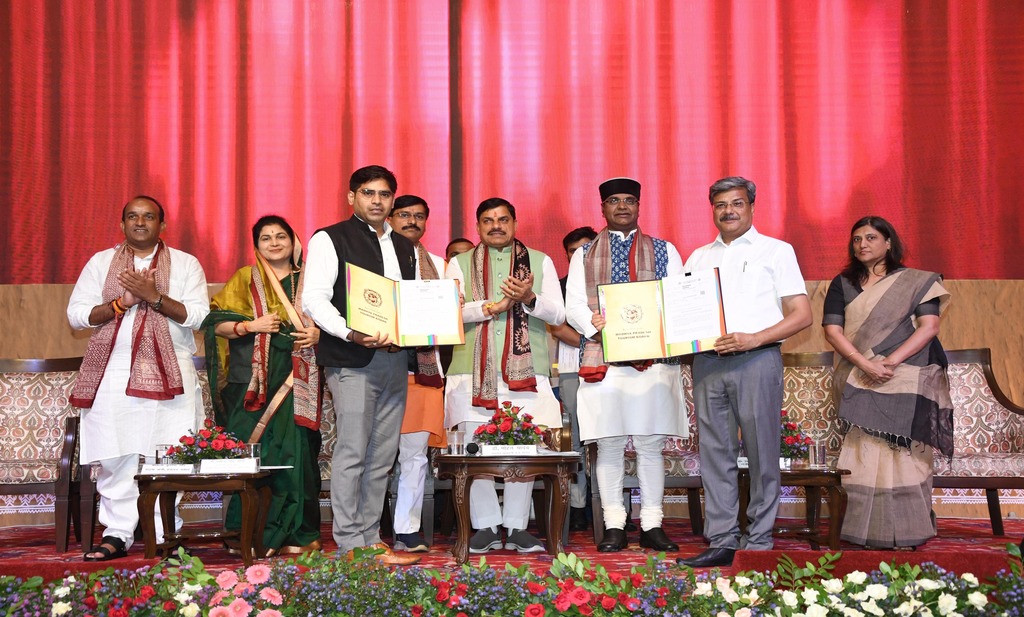 सम्मान समारोह में उपस्थित मुख्यमंत्री डॉ. मोहन यादव, मंत्री विश्वास सारंग, राज्यमंत्री धर्मेंद्र लोधी।