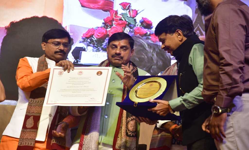 मध्य प्रदेश के सर्वश्रेष्ठ होम स्टे का पुरस्कार प्राप्त करते ग्रेंड नर्मदा होम स्टे बांधवगढ़ नेशनल पार्क के संचालक शरद दीक्षित।