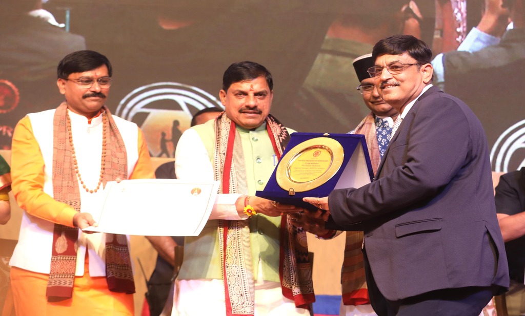 मुख्यमंत्री डॉ मोहन यादव के हाथों स्मृति चिन्ह ग्रहण करते एमपीएसटीडीसी जबलपुर के क्षेत्रीय प्रबंधक संजय मल्होत्रा।