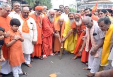 भगवान जगन्‍नाथ की यात्रा के आरंभ में संतों द्वारा सोने की झाड़ू से रास्ता बुहारा गया।