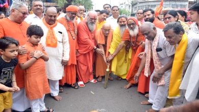 भगवान जगन्‍नाथ की यात्रा के आरंभ में संतों द्वारा सोने की झाड़ू से रास्ता बुहारा गया।