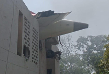 अहमदाबाद में विमान क्रेश होने के बाद एक विल्डिंग पर गिर गया।