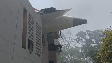 अहमदाबाद में विमान क्रेश होने के बाद एक विल्डिंग पर गिर गया।