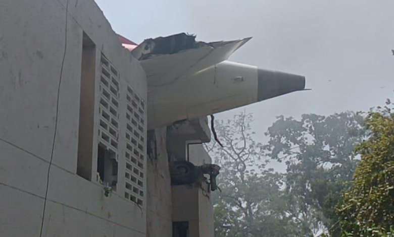 अहमदाबाद में विमान क्रेश होने के बाद एक विल्डिंग पर गिर गया।