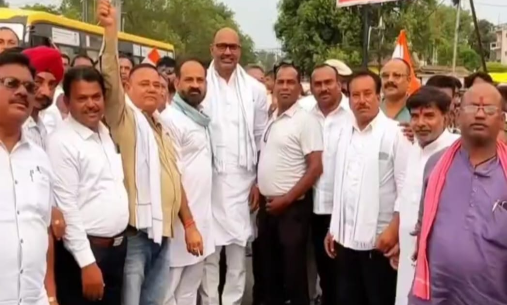 कांग्रेस के वरिष्ठ नेताओं के शहर से बाहर होने पर यह चर्चा है कि शहर अध्यक्ष सौरभ शर्मा ने आंदोलन की तारीख क्यों नहीं बढ़ाई।