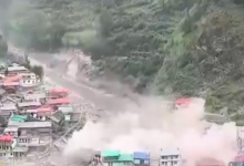 उत्तराखंड के धराली में बादल फटने के बाद रेस्क्यू टीम मलबे में फंसे लोगों को बचाने में लगी हुई है।