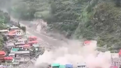 उत्तराखंड के धराली में बादल फटने के बाद रेस्क्यू टीम मलबे में फंसे लोगों को बचाने में लगी हुई है।