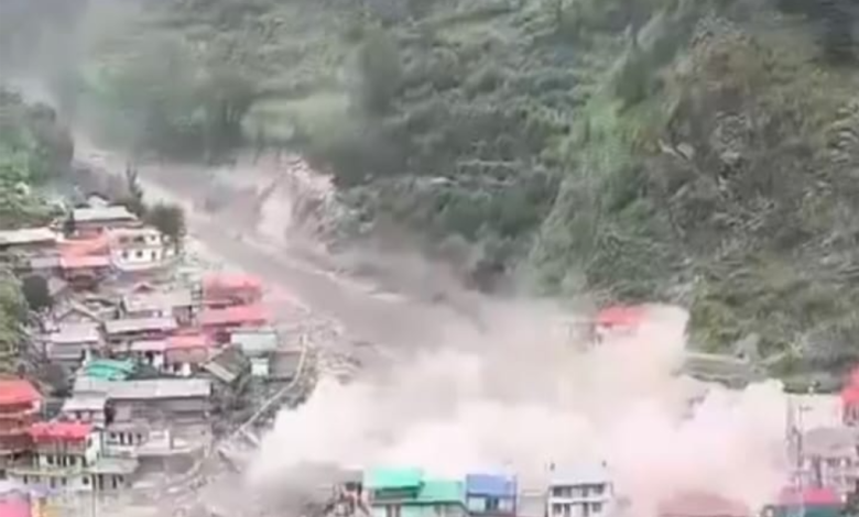 उत्तराखंड के धराली में बादल फटने के बाद रेस्क्यू टीम मलबे में फंसे लोगों को बचाने में लगी हुई है।