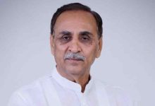 अहमदाबाद में हुए विमान हादसे में गुजरात के पूर्व मुख्‍यमंत्री विजय रूपाणी का निधन हो गया है।