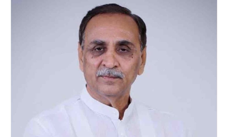 अहमदाबाद में हुए विमान हादसे में गुजरात के पूर्व मुख्यमंत्री विजय रूपाणी का निधन हो गया है।